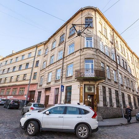 8 Svyatoho Teodora Square Apartments Lviv Exterior photo